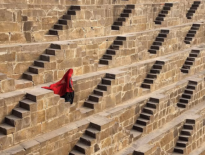 Giếng nằm ở độ sâu hun hút dưới lòng đất khiến người ta có cảm giác như lạc lối vào mê cung không lối ra.