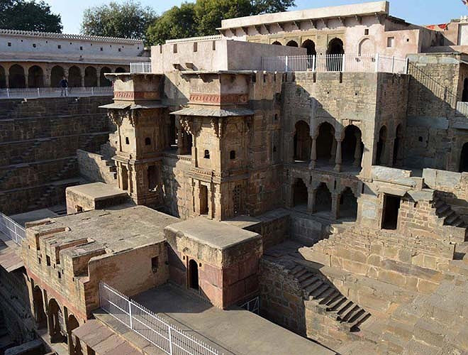 Công trình này được vua Chanda Raja của triều đại Nikumbha xây dựng vào khoảng thế kỷ thứ IX.