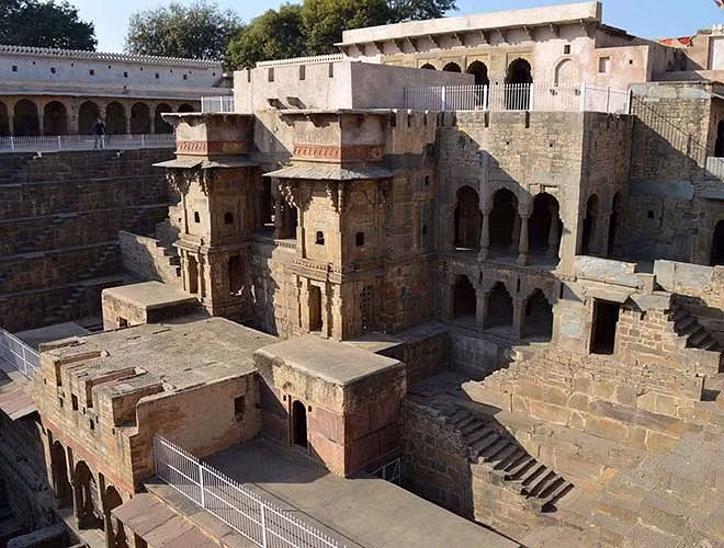 Công trình này được vua Chanda Raja của triều đại Nikumbha xây dựng vào khoảng thế kỷ thứ IX.