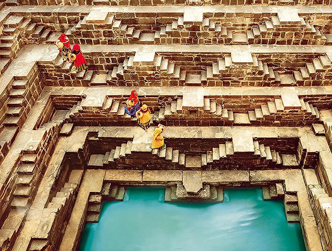 Nhìn trực diện, các bậc thang của Chand Baori thiết kế với hình dáng kim tự tháp đảo ngược.