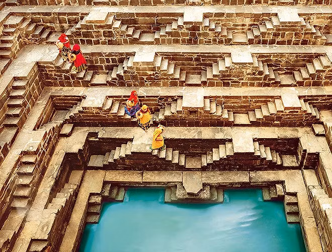 Nhìn trực diện, các bậc thang của Chand Baori thiết kế với hình dáng kim tự tháp đảo ngược.