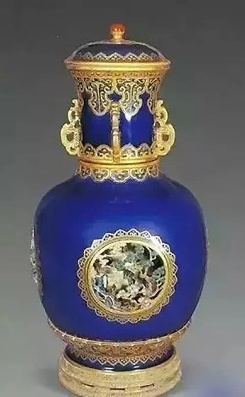  Bình tráng men của Càn Long: Chế tác "chuyển tâm" vô cùng sinh động: Chiếc bình chuyển tâm độc đáo này được chế tạo bởi các quan viên thời Càn Long, công nghệ vô cùng phức tạp. Phía bên trong bình có đặt một chiếc chai rỗng có thể xoay chuyển. Ngoài ra còn có 12 hình nhân điêu khắc tỉ mỉ , nếu dùng tay để chạm vào chúng, những hình nhân này có thể cử động thành các hoạt động như quốc đất, ngồi xổm… vô cùng sinh động. Các nhà chế tác thời Càn Long đã tạo ra khoảng 20- 30 chiếc bình chuyển tâm, nhưng hiện tại chỉ còn lại 1 chiếc được lưu giữ trong bảo tàng Nam Kinh.