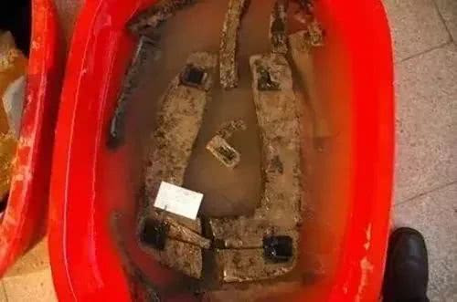  Bồn cầu cổ nhất: Chiếc bồn cầu đầu tiên "đáng kinh ngạc": Là một quốc gia có lịch sử lâu đời nhất, các di tích văn hóa được khai quật ở Trung Quốc cũng rất đa dạng. Trong đó có những cổ vật sau khi được phát hiện, chỉ khiến dân tình than trời vì nền văn minh lịch sử của Trung Quốc quá đỗi kinh ngạc.