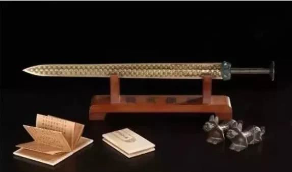  Kiếm của Việt Vương Câu Tiễn: Thiên hạ đệ nhất kiếm: Thanh kiếm nổi danh của Việt Vương Câu Tiễn , được coi là “thiên hạ đệ nhất kiếm”. Thanh kiếm này vô cùng sắc bén, là một thanh bảo kiếm quý giá của Trung Quốc. Trên kiếm khắc 8 chữ: “Việt vương cưu thiển, tự tác dụng kiếm”, nghĩa là kiếm do Câu Tiễn tự chế tạo sử dụng. Điều thần kỳ của thanh kiếm này là sau hàng ngàn năm qua nó vẫn không gỉ.