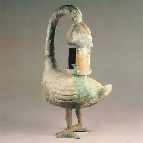  Đèn ngỗng Tây Hán: Thiết kế tinh vi bảo vệ môi trường "thời thượng": Đèn ngỗng từ thời Tây Hán cũng là một trong số những cổ vật được chế tạo tinh vi. Đèn được làm từ đồng, bao gồm bốn bộ phận có thể tháo rời: đầu ngỗng, thân ngỗng, 2 chao đèn và giá đỡ đèn.