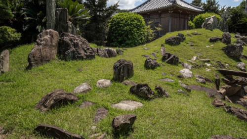 2. Shikoku (Nhật Bản): Được biết đến với con đường hành hương Shikoku, hòn đảo thứ tư của Nhật Bản này đang trở nên ngày càng phổ biến đối với khách du lịch quốc tế bởi vẻ đẹp cổ kính và không kém phần thơ mộng.