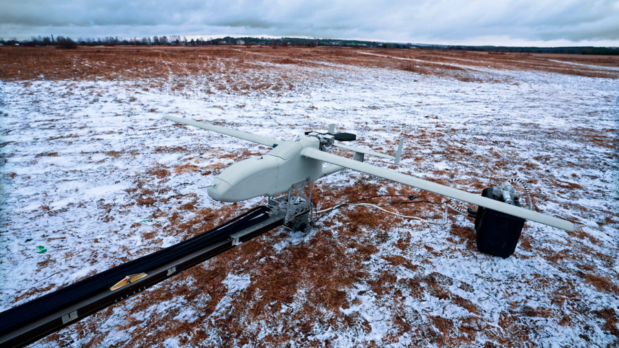 Kub-10E là UAV tự sát tầm xa thuộc dòng Kub do Kalashnikov phát triển, chính thức ra mắt vào cuối tháng 12/2024. Đoạn video do Kalashnikov công bố khi đó cho thấy Kub-10E được phóng bằng máy phóng. Kub-10-E hoạt động cùng với phiên bản tiền nhiệm, UAV Kub-BLA.