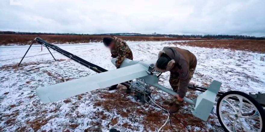 Cung cấp thông tin chi tiết, đại diện Tập đoàn Kalashnikov Concern lưu ý rằng tầm bay và sức mạnh chiến đấu của loại đạn dẫn đường tầm xa mới vượt đáng kể so với các mẫu trước đó trong "gia đình". "KUB-10E được triển khai từ máy phóng. Tốc độ bay của nó là 1.00 km/h, độ cao hoạt động trong khoảng 100 - 2.500 mét", các chuyên gia của Kalashnikov nói rõ.