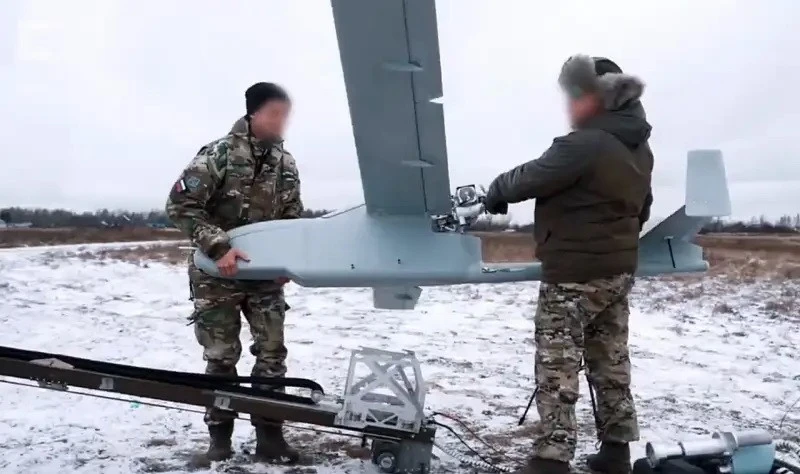 Truyền thông Ukraine cũng đưa tin, Kub-10E đã được triển khai tới Kursk hôm 2/1, chỉ vài ngày sau khi UAV mới này chính thức được nhà sản xuất “trình làng”. EurAsian Times không thể xác minh độc lập các thông tin này, song tạp chí này cho rằng, việc triển khai UAV tiên tiến như Kub-10E có thể sẽ đóng vai trò quan trọng trong nỗ lực phản công của Nga ở Kursk.