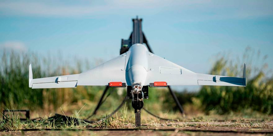 Kub-10E về cơ bản được phát triển trên nền tảng của Kub-BLA, mặc dù nó không có thiết kế cánh bay và kích thước lớn hơn nhiều so với phiên bản trước. “Dựa vào so sánh hình ảnh của các máy bay không người lái và thiết bị phóng của chúng, Kub-10E có thể lớn gấp 5 lần so với Kub-BLA”, chuyên gia quân sự, Thiếu tá nghỉ hưu của Không quân Ấn Độ Vijainder K. Thakur, cho biết.