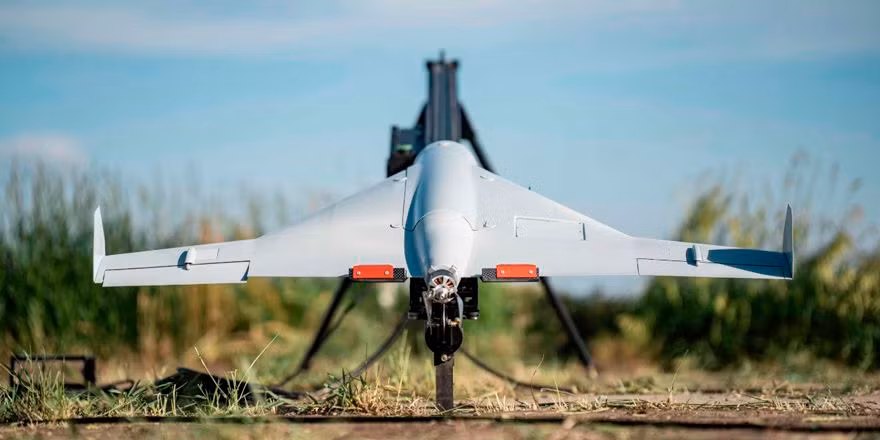 Kub-10E về cơ bản được phát triển trên nền tảng của Kub-BLA, mặc dù nó không có thiết kế cánh bay và kích thước lớn hơn nhiều so với phiên bản trước. “Dựa vào so sánh hình ảnh của các máy bay không người lái và thiết bị phóng của chúng, Kub-10E có thể lớn gấp 5 lần so với Kub-BLA”, chuyên gia quân sự, Thiếu tá nghỉ hưu của Không quân Ấn Độ Vijainder K. Thakur, cho biết.