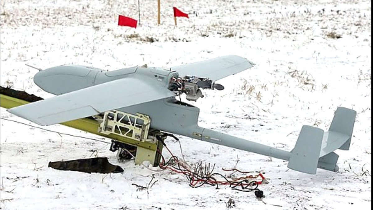 “Dựa trên kích thước và thiết kế khí động học hiệu quả, Kub-10E có thể có tầm bay lên tới hàng trăm km. Cánh thẳng và lớn của Kub-10E có hệ số nâng cao, cho thấy tầm bay của nó có thể tương đương hoặc xa hơn cả UAV Geran-2”, chuyên gia Thakur nhận định.