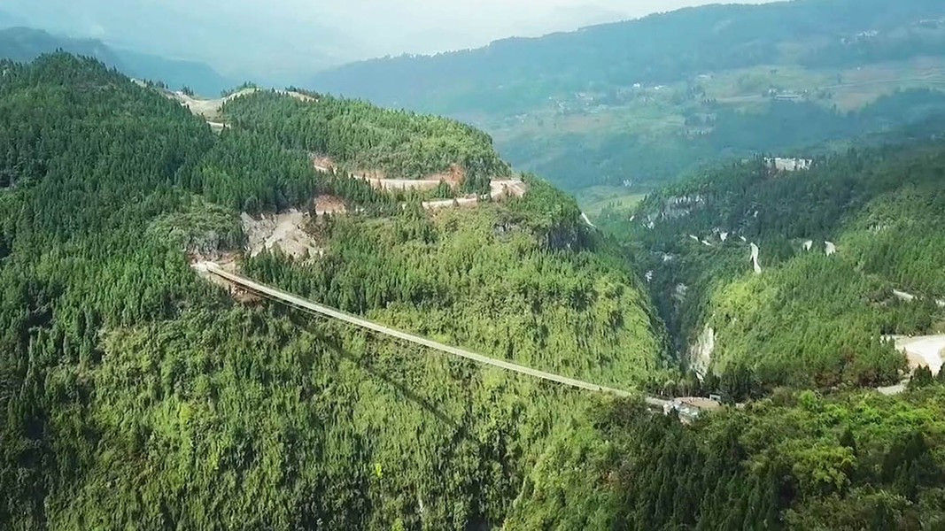 Được biết cây cầu này nằm ở huyện Vũ Long, Trùng Khánh.