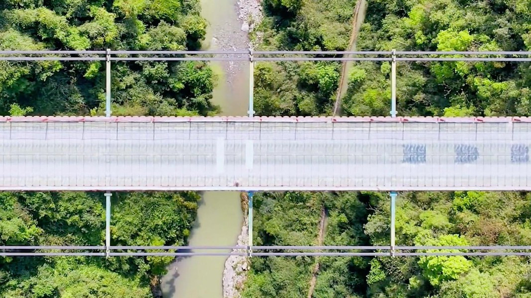 Cây cầu tạm đã giúp rút ngắn quãng đường di chuyển đáng kể thay vì phải đi đường vòng dài tới 30km