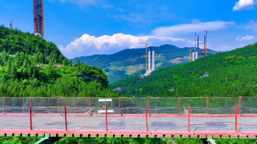 Thực chất, cây cầu chỉ được xây dựng tạm nhằm vận chuyển vật liệu xây dựng cho một cây cầu khác đang trong quá trình thi công.