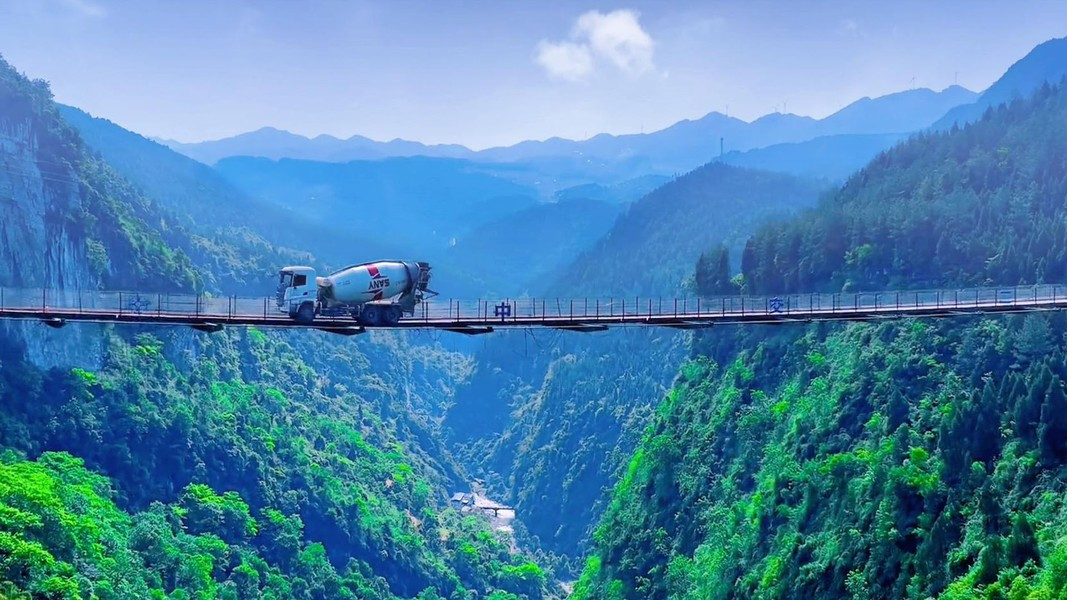 Cầu rộng 4,3m, dài 245m và có tải trọng lên đến 45 tấn, giúp một chiếc xe chở vật liệu xây dễ dàng đi lại an toàn trên chiếc cầu “mỏng như giấy” này.