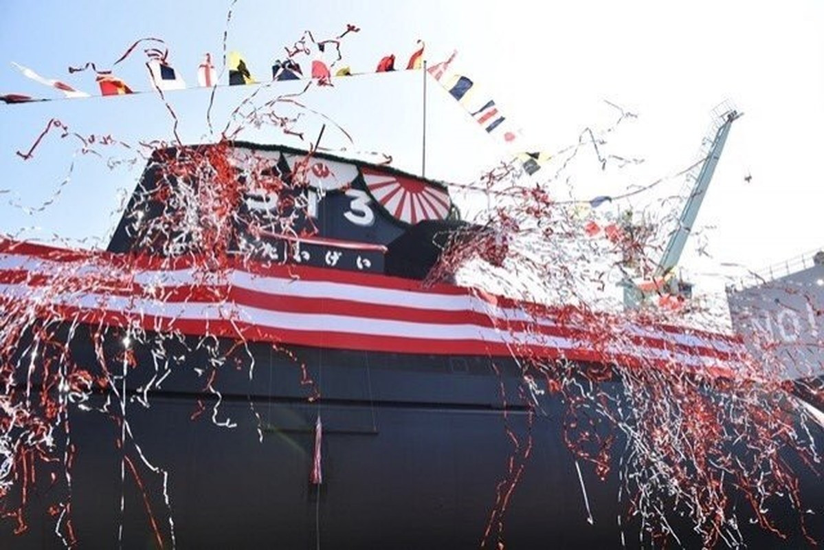 Vì vậy tàu ngầm dùng pin lithium-ion có cùng một thể tích như nhau, nhưng trọng lượng nhẹ hơn, nhưng lượng điện tích được lại cao hơn, lên thời gian hoạt động của Taigei khi đi ngầm dưới biển lâu hơn. Ảnh: Tàu ngầm Taigei - Nguồn: BQP Nhật Bản.