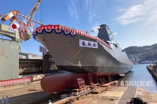 Con tàu có chiều dài 130m, rộng 16m, trọng lượng không tải khi hạ thủy là 3.900 tấn, 5.500 tấn khi đầy tải. Tàu được trang bị pháo 127 mm, 14 ống phóng thẳng đứng Mk41.