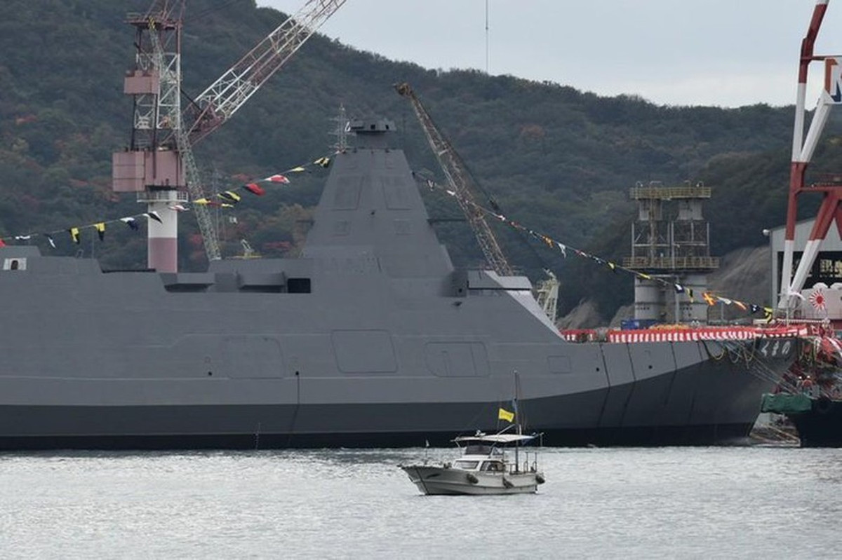 Hai trạm vũ khí điều khiển từ xa, một hệ thống tên lửa hải đối không tầm thấp SeaRam, 8 tên lửa chống hạm Type-17 với tầm bắn tới 400 km. Hai cụm phóng ngư lôi chống ngầm Type-12. Đuôi tàu có sàn đáp và nhà chứa cho trực thăng SH-60.