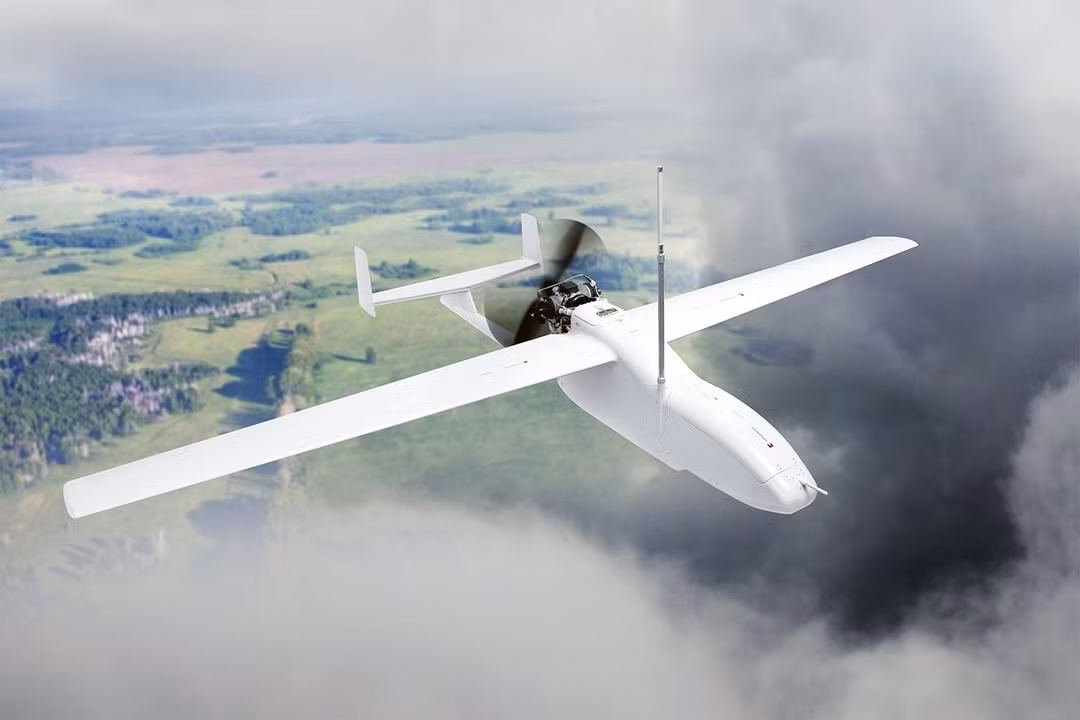 Ngoài ra, Kub-10E có thể hoạt động bất cứ thời điểm nào trong ngày, trong điều kiện thời tiết đơn giản và phức tạp, với sức gió giật lên tới 15 m/s, trong phạm vi nhiệt độ môi trường từ -30 độ C đến 40 độ C.