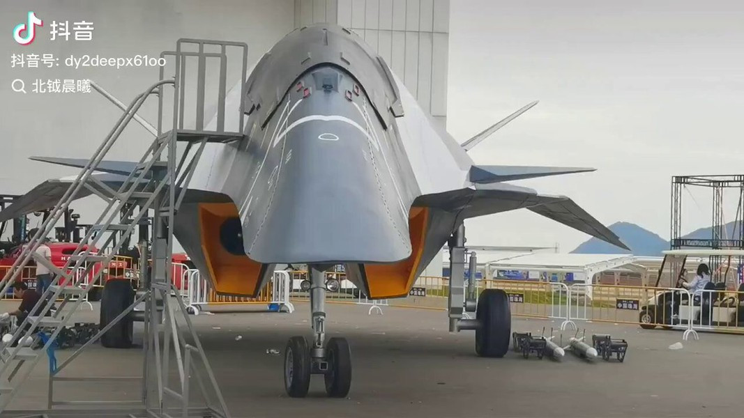 Theo ghi nhận, chiều dài và sải cánh của tiêm kích hai động cơ Chengdu J-50 lên tới 22 mét, diện tích cánh 145 m2, trọng lượng cất cánh tối đa 40 tấn, tốc độ lớn nhất Mach 2 và bán kính chiến đấu khoảng 2.200 km.