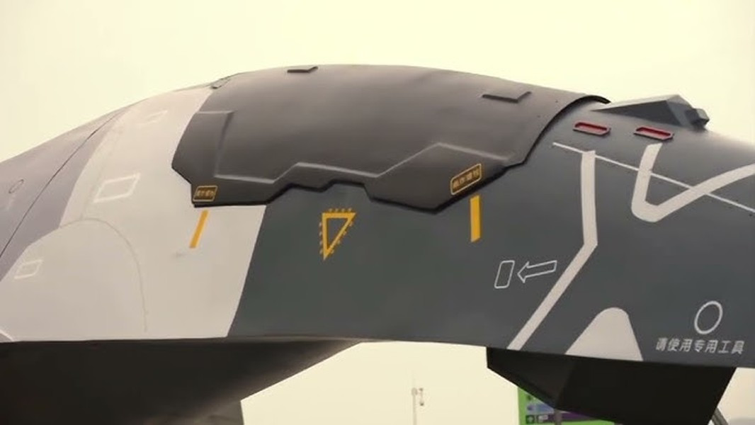 Thậm chí khoang vũ khí lớn của tiêm kích J-50 còn có thể chứa 1 tên lửa chống hạm YJ-12, loại đạn này có tốc độ lên tới Mach 3 và tầm xa 400 km, đi kèm kích thước khá lớn với chiều dài 6,3 mét, đường kính trên 0,4 mét.