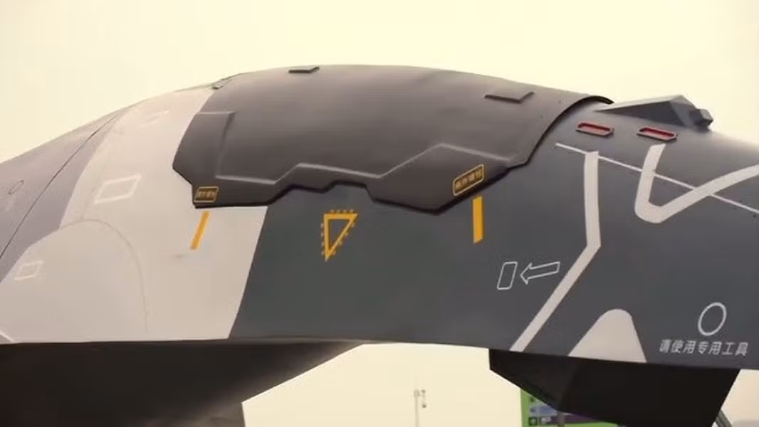 Thậm chí khoang vũ khí lớn của tiêm kích J-50 còn có thể chứa 1 tên lửa chống hạm YJ-12, loại đạn này có tốc độ lên tới Mach 3 và tầm xa 400 km, đi kèm kích thước khá lớn với chiều dài 6,3 mét, đường kính trên 0,4 mét.