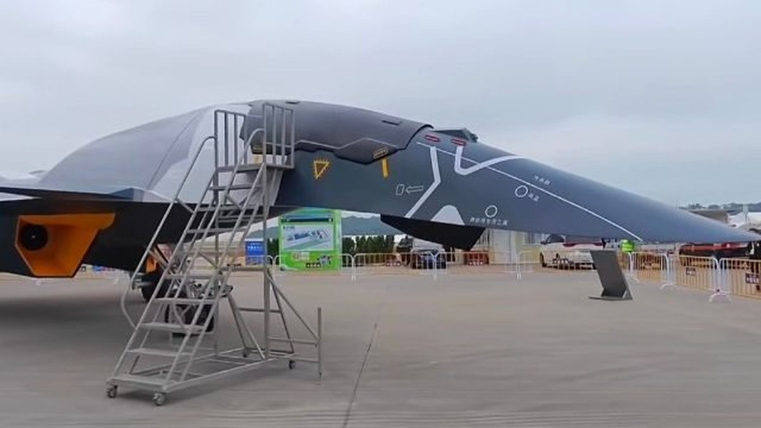 Trọng lượng cất cánh tối đa của J-20 là 36 tấn, tốc độ lớn nhất Mach 2,4 và bán kính chiến đấu khoảng 1.500 km. Như vậy kích thước của J-20 - một tiêm kích hạng nặng còn thua kém so với chiếc J-50 bí ẩn vừa ra mắt.