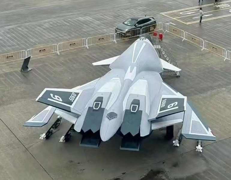 Để so sánh, có thể trích dẫn các thông số của tiêm kích Chengdu J-20 được Trung Quốc gọi là tiêm kích thế hệ thứ năm đầu tiên của mình, máy bay có chiều dài và sải cánh lần lượt là 21 và 12 mét, diện tích cánh 73 m2.