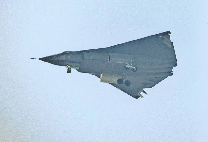 Chuyến bay công khai đầu tiên của cặp chiến đấu cơ thế hệ tiếp theo do Trung Quốc chế tạo diễn ra vào ngày 26/12/2024, trong đó một chiếc với vẻ ngoài khá giống máy bay ném bom, do vậy đã được gán tên định danh là JH-XX.