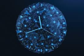 Đồng hồ nguyên tử lượng tử không chỉ dừng lại ở việc đo thời gian mà còn được kỳ vọng cải thiện các hệ thống định vị, mạng lưới truyền thông bảo mật và độ chính xác của vũ khí tân tiến. Bằng cách giảm sự phụ thuộc vào GPS, công nghệ này sẽ tăng cường an ninh quốc gia, đảm bảo hệ thống định thời gian ít bị tổn thương trước các mối đe dọa như gây nhiễu, giả mạo hoặc phá hủy trong các tình huống xung đột.