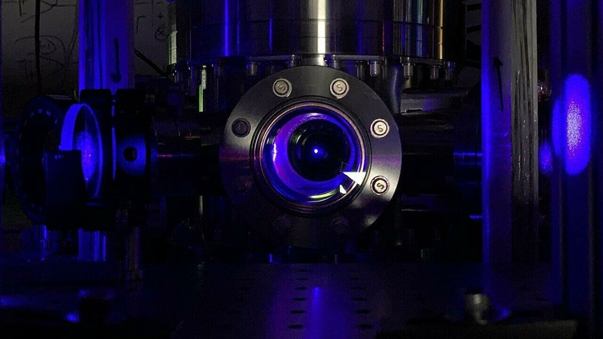 Sự tiến bộ của đồng hồ nguyên tử di động và có độ chính xác cao mở ra cho một ranh giới mới trong việc sử dụng chúng, có thể thay đổi cơ bản các chiến lược và khả năng quân sự. Khi những chiếc đồng hồ này tiếp tục phát triển, tác động của chúng đối với cả lĩnh vực quân sự và dân sự có khả năng sẽ tăng lên, định hình lại cách chúng ta nghĩ về thời gian, độ chính xác và chiến tranh công nghệ.