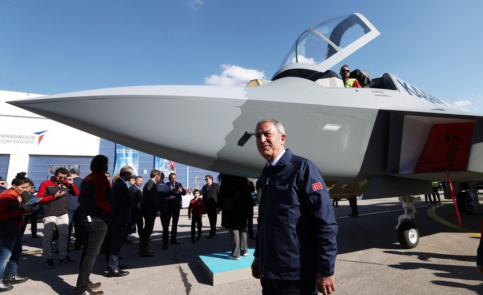 Nguyên mẫu tiêm kích KAAN đầu tiên được thử nghiệm trên mặt đất vào tháng 3/2023, chuyến bay chào bầu trời diễn ra vào ngày 21/2/2024, chậm hơn một chút so với bản kế hoạch ban đầu là vào tháng 12/2023.