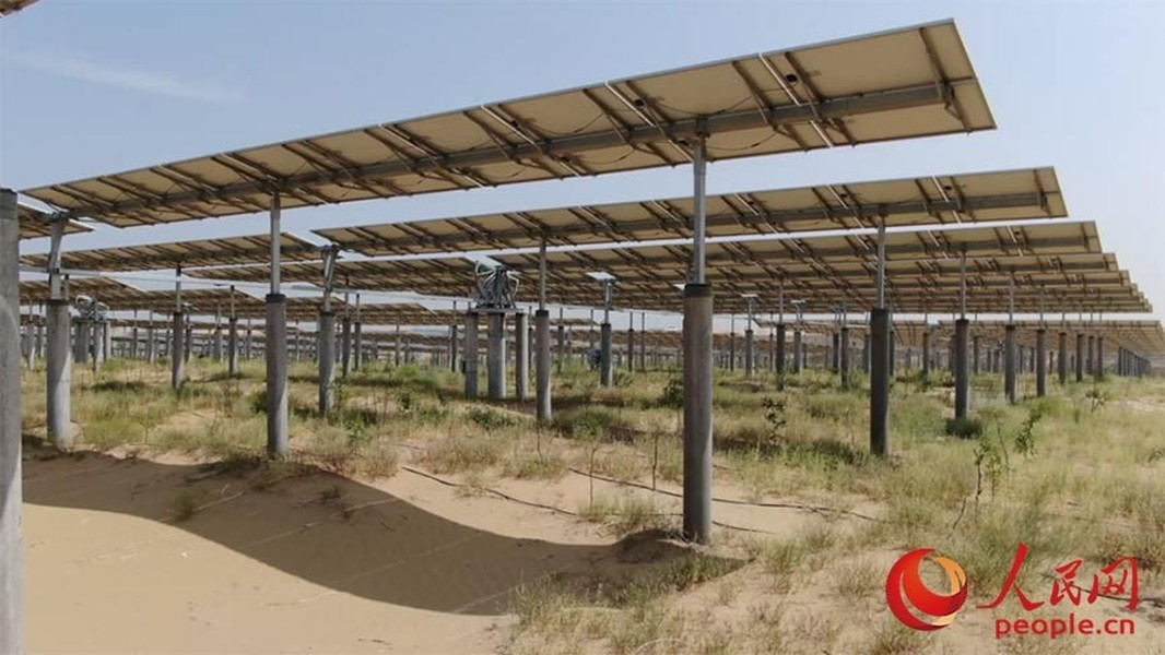 Trang trại sẽ bao gồm hàng triệu tấm pin quang điện, khai thác ước tính 3.100 giờ có nắng hàng năm ở vùng sa mạc này