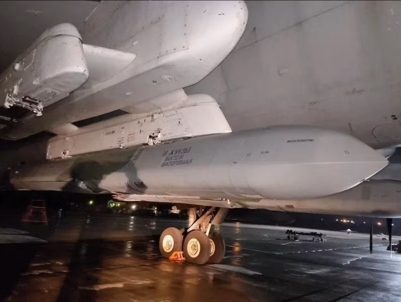 Dựa vào tầm hoạt động rộng và vũ khí tên lửa tầm xa mạnh mẽ, oanh tạc cơ Tu-160M2 có khả năng tấn công các mục tiêu ở bất cứ nơi đâu trên thế giới với độ chính xác cao, khiến nó trở thành một phần quan trọng của Bộ ba hạt nhân Nga.