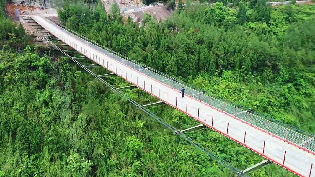 Xây cầu siêu mỏng chỉ bằng 4 bộ dây, chịu tải hàng chục tấn