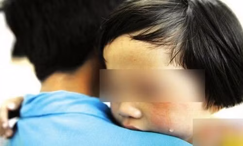 Be gai 5 tuoi mac benh... lau vi anh hang xom