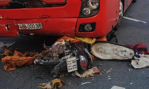 Xe khach dam xe may nat bet o Ha Tinh, 1 nguoi chet-Hinh-2