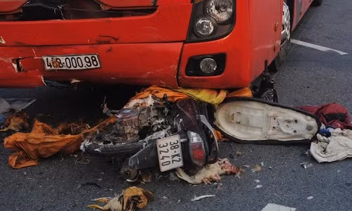 Xe khach dam xe may nat bet o Ha Tinh, 1 nguoi chet-Hinh-2