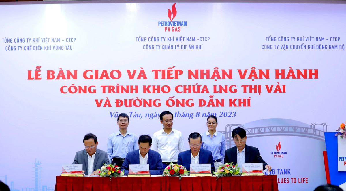 Khen thuong 8 don vi hoan thanh tot thi dua BDSC cong trinh khi va chay thu chuoi du an LNG Thi Vai