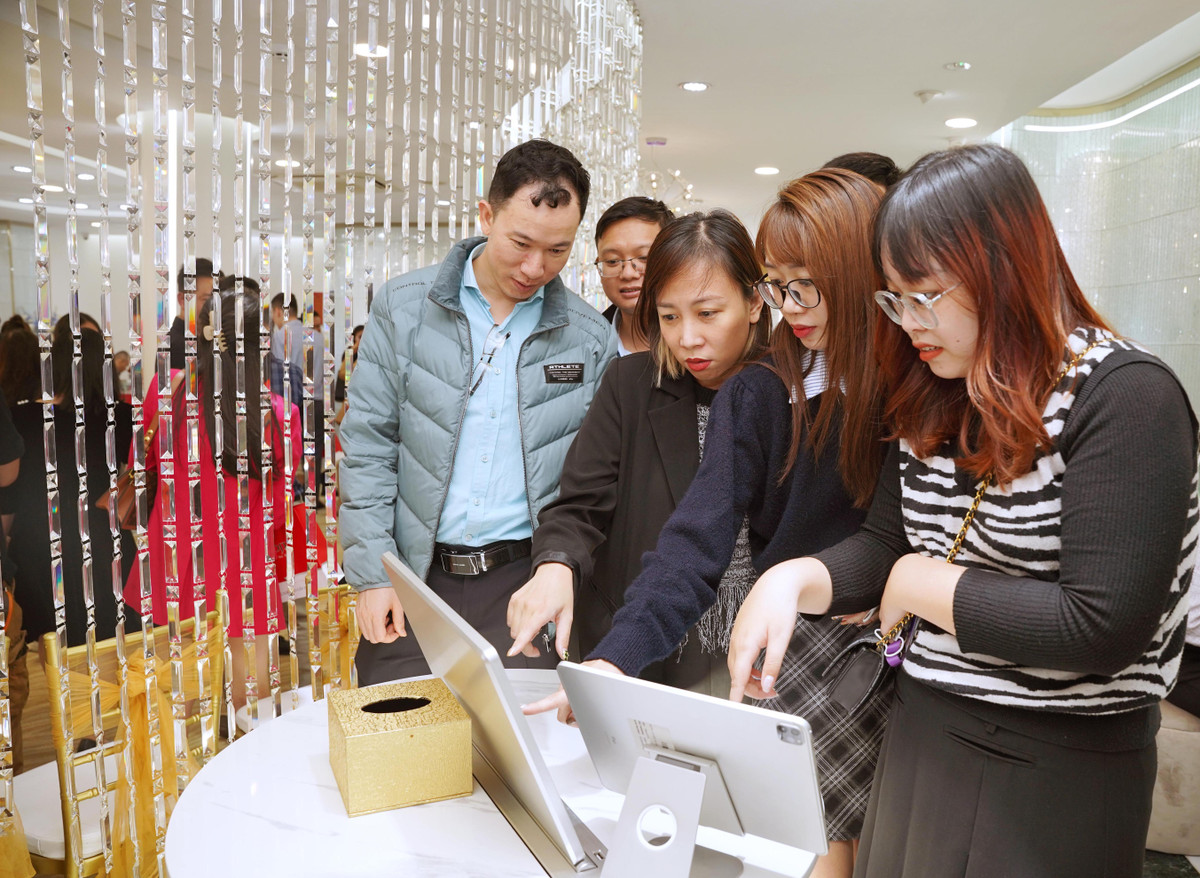 Dong nghet nguoi cho xep hang trai nghiem dich vu trang suc bang AI-Hinh-2