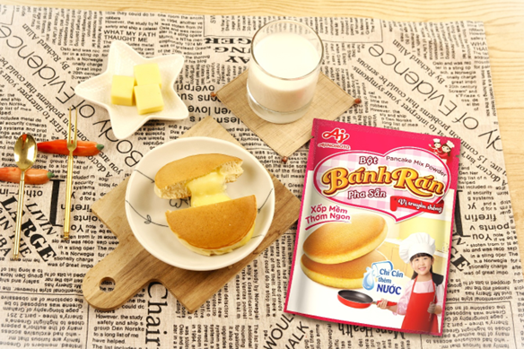 Be trai nghiem vao bep cung me voi bot banh ran pha san Ajinomoto