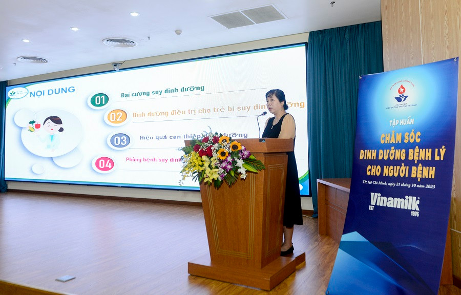 Hon 300 dieu duong va nhan vien y te tham gia lop tap huan cham soc dinh duong benh ly cho nguoi benh