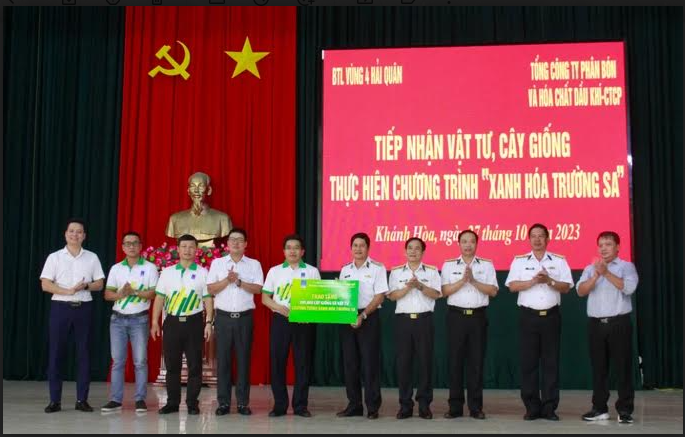 PVFCCo bàn giao 100.000 cây xanh và vật tư góp phần 'xanh hóa Trường Sa' PVFCCo ban giao 100.000 cay xanh va vat tu gop phan 'xanh hoa Truong Sa'
