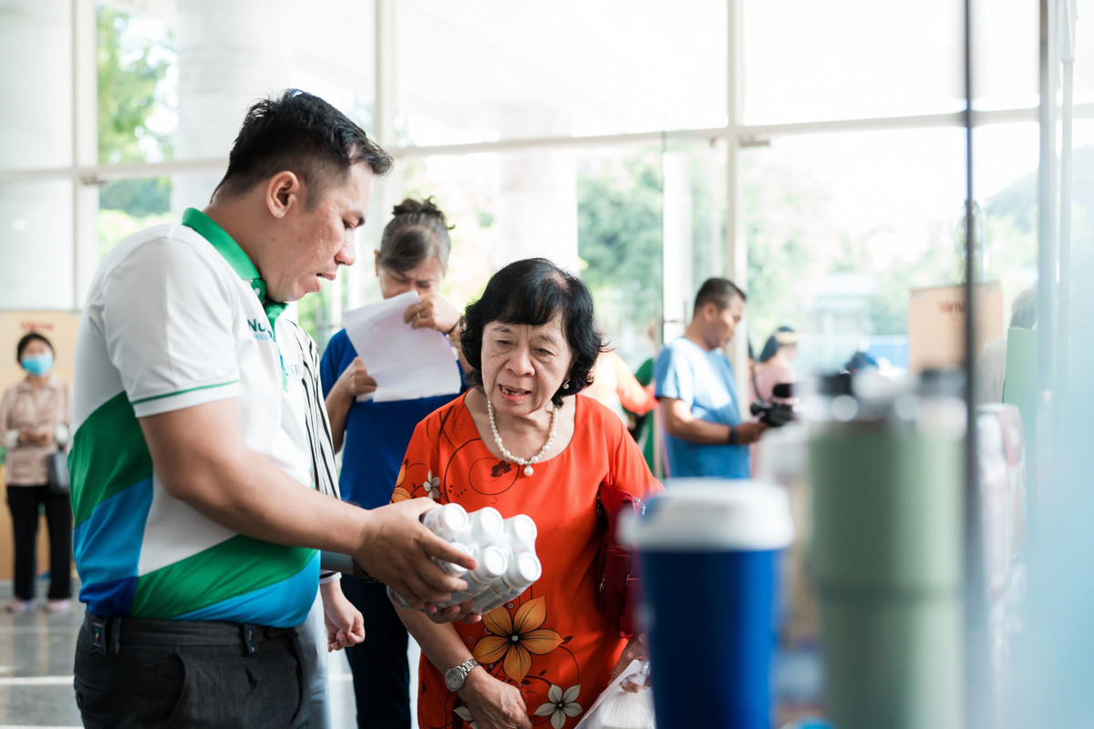 Varna to chuc tu van suc khoe va dinh duong cho 1.000 nguoi cao tuoi-Hinh-6