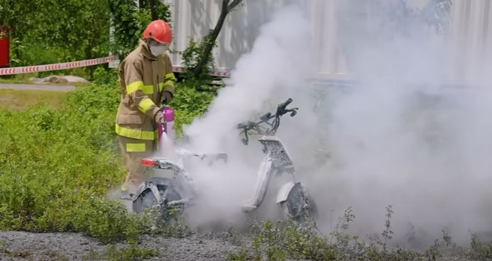 Dam chay tu pin lithium-ion co the dap tat de dang chi trong 2 phut