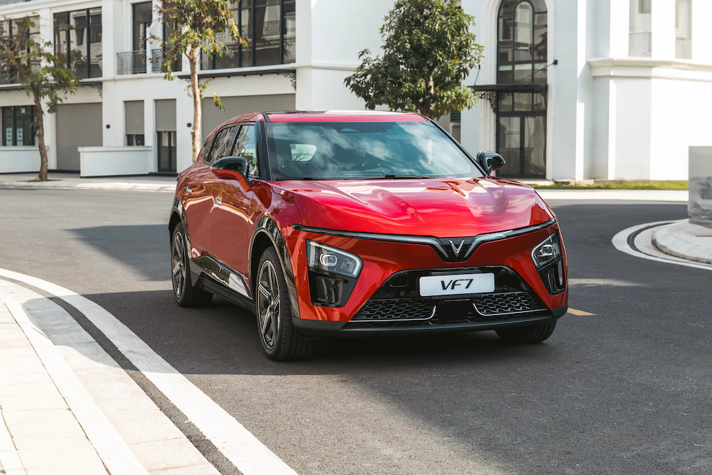 VinFast VF 7 – Thiet ke thoi thuong, van hanh phan khich-Hinh-3