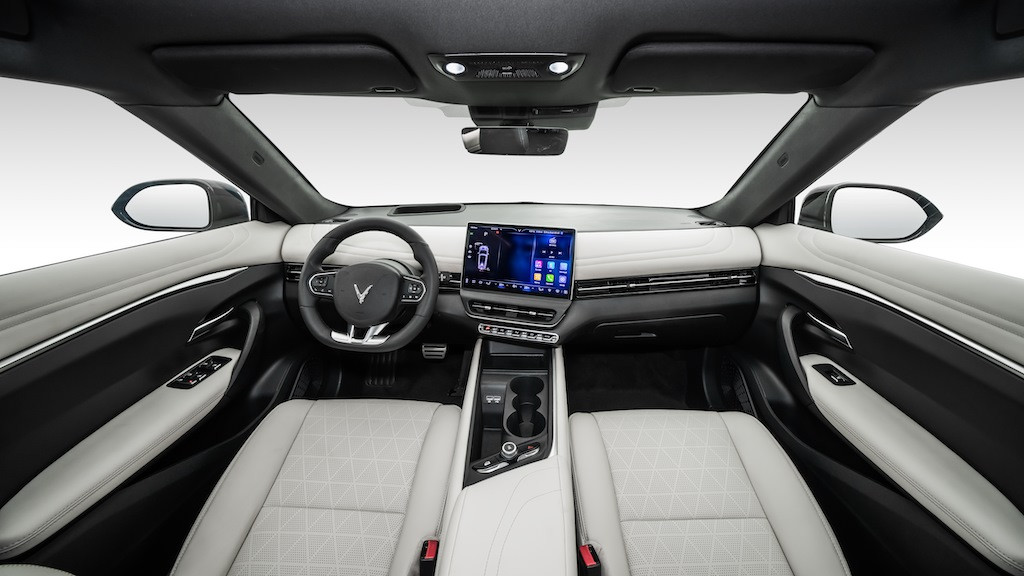 Truyen thong quoc te: VinFast VF 7 la mau xe dang mong cho-Hinh-2