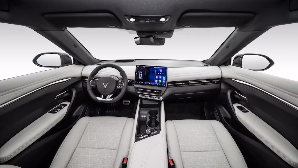 Truyen thong quoc te: VinFast VF 7 la mau xe dang mong cho-Hinh-2