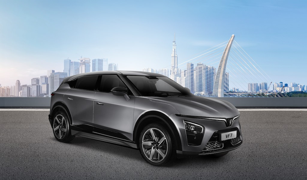 Truyen thong quoc te: VinFast VF 7 la mau xe dang mong cho-Hinh-3